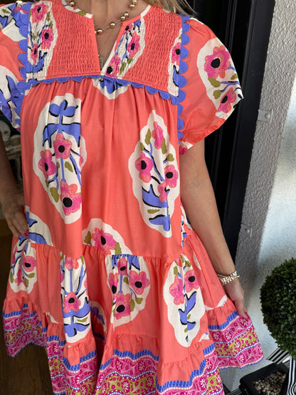 Korte jurk met V-hals en plooienprint voor dames