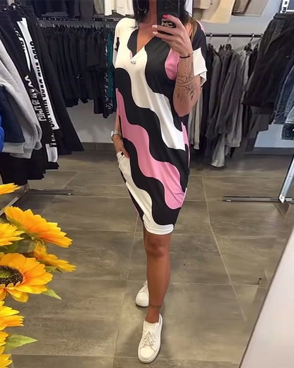 Penelope - Elegante V-halsjurk met golvende print