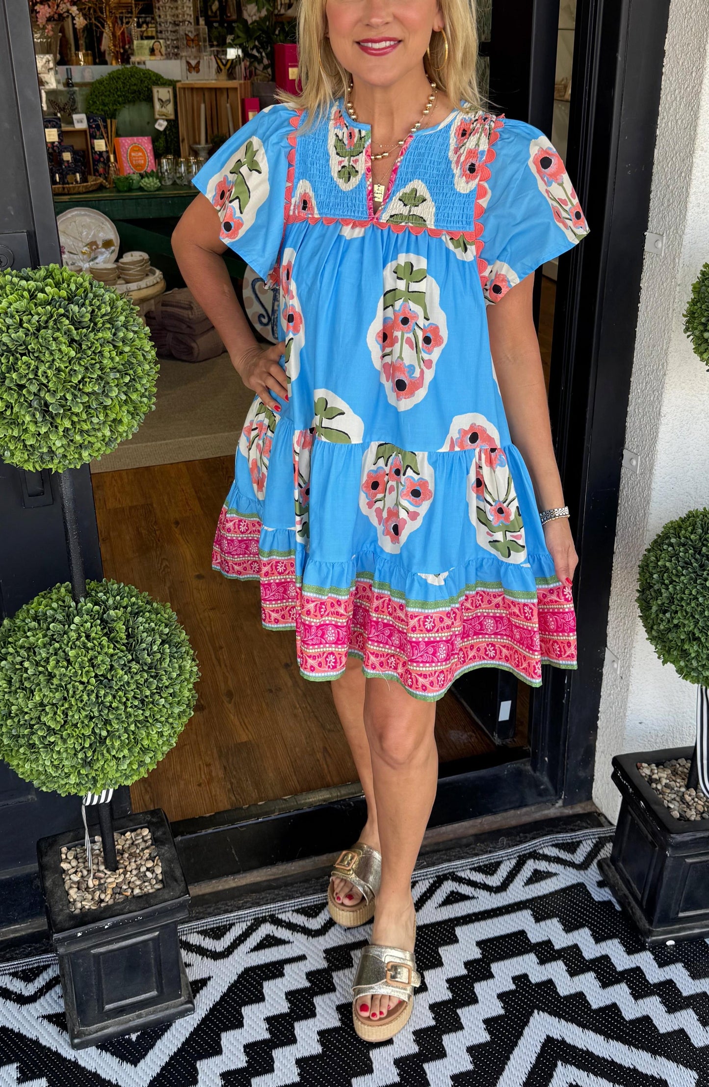 Korte jurk met V-hals en plooienprint voor dames