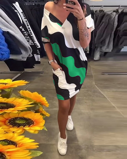 Penelope - Elegante V-halsjurk met golvende print