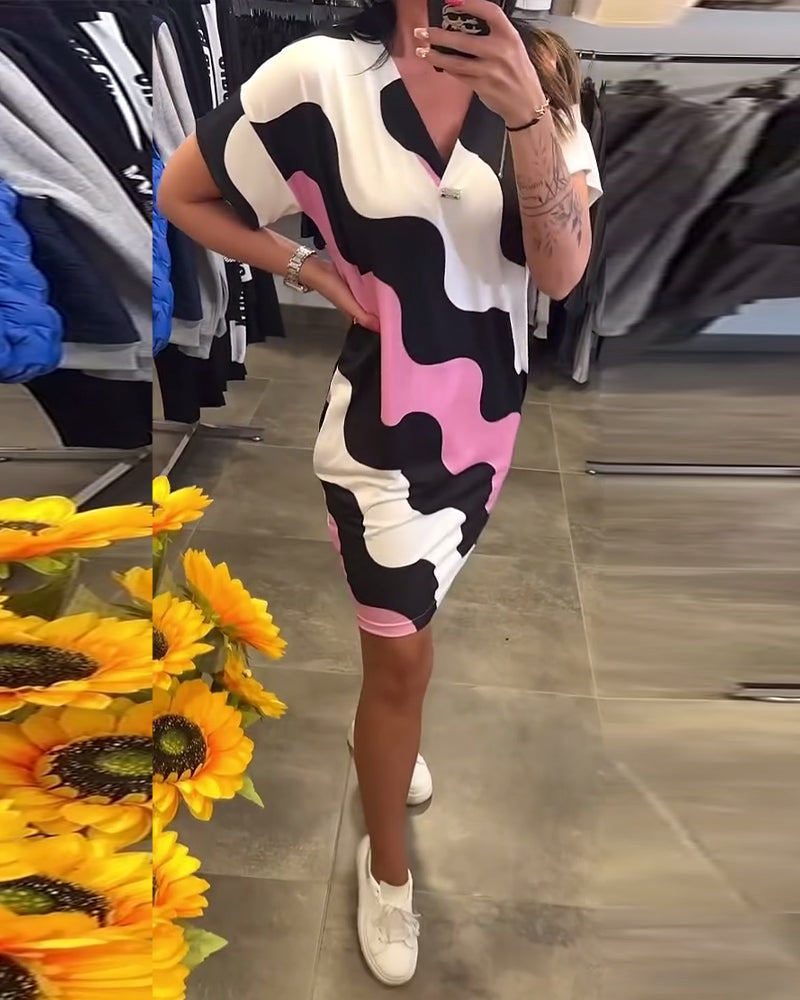 Penelope - Elegante V-halsjurk met golvende print