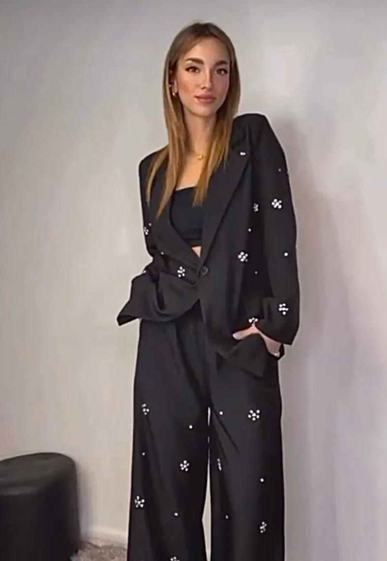 Pak met jasje en pantalon met stenen details