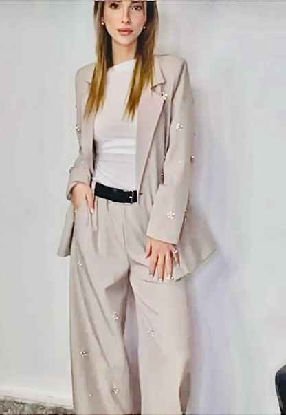 Pak met jasje en pantalon met stenen details