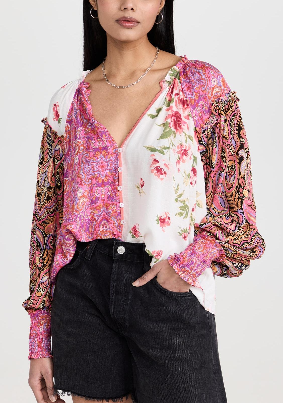 Damesoverhemd met V-hals en veelkleurige bloemenpatchwork-knoopjes